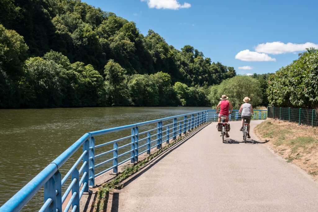 Faire du vélo au bord de l'eau