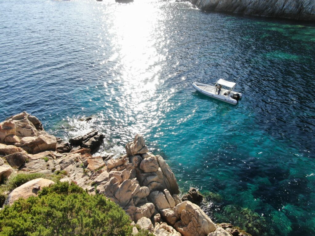 Bateau dans une crique à Propriano en Corse