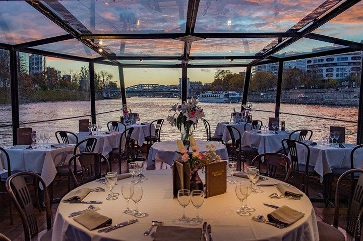 Un dîner croisière sur la Seine pour une Saint-Valentin à Paris