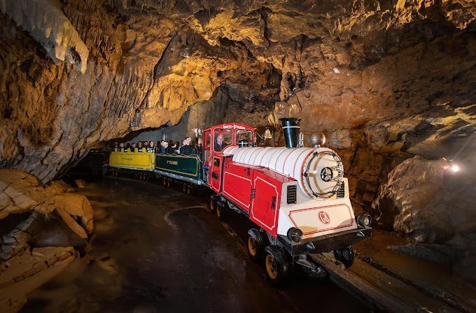 Petit train dans la grotte autour de Lourdes