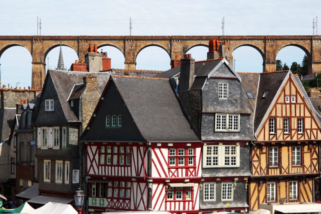 La ville de Morlaix en Bretagne, son viaduc de granit, ses maisons à pans de bois