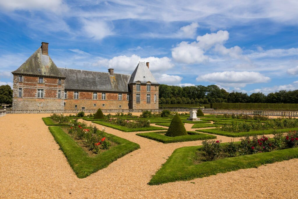 Façade sud-ouest du Château de Carrouges et son jardin à la française