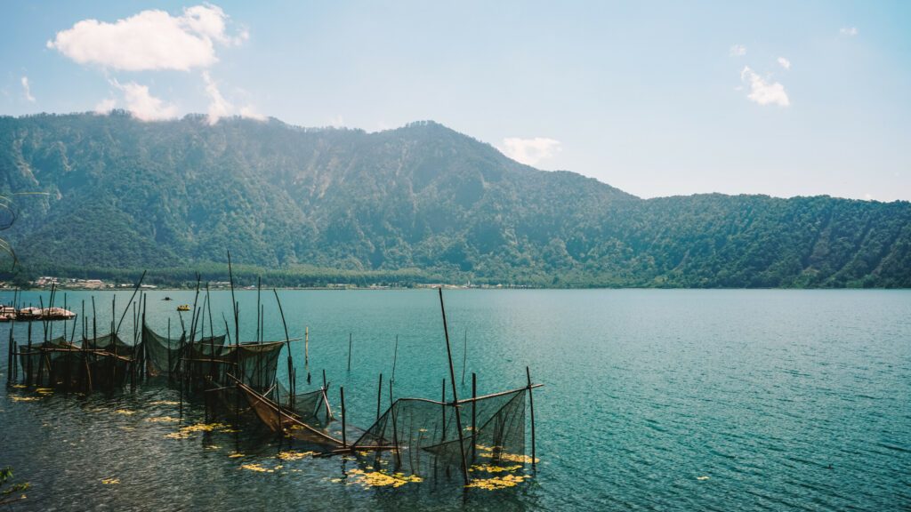 Lac bleu de Danau Bratan à Bali