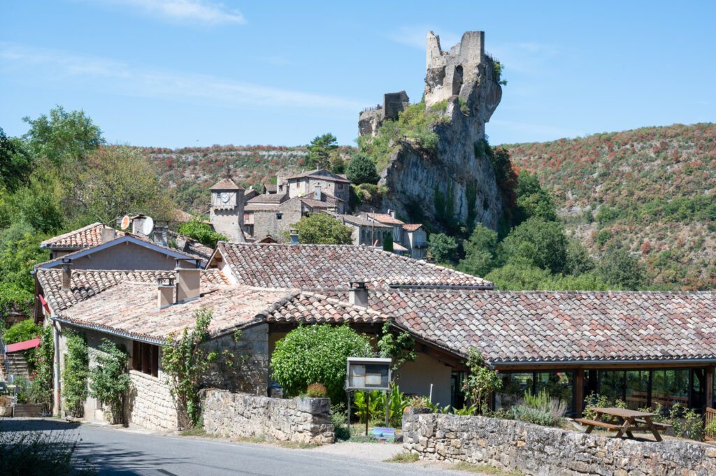 La forteresse médiévale de Penne domine le village de Penne, gorges de l'Aveyron, Tarn, Occitanie