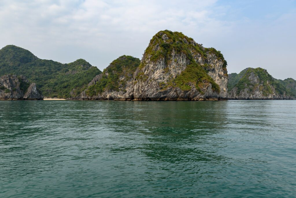 Vue rapprochées de la baie d'Ha Long et de la baie de Lan Ha