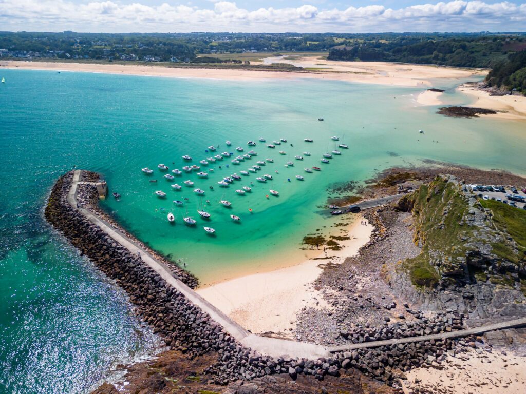 Photo aérienne du port d'Erquy et de Sables-d'Or-les-Pins (grève du Minieu) par une journée ensoleillée - Erquy dans les Côtes d'Armor (22) en Bretagne