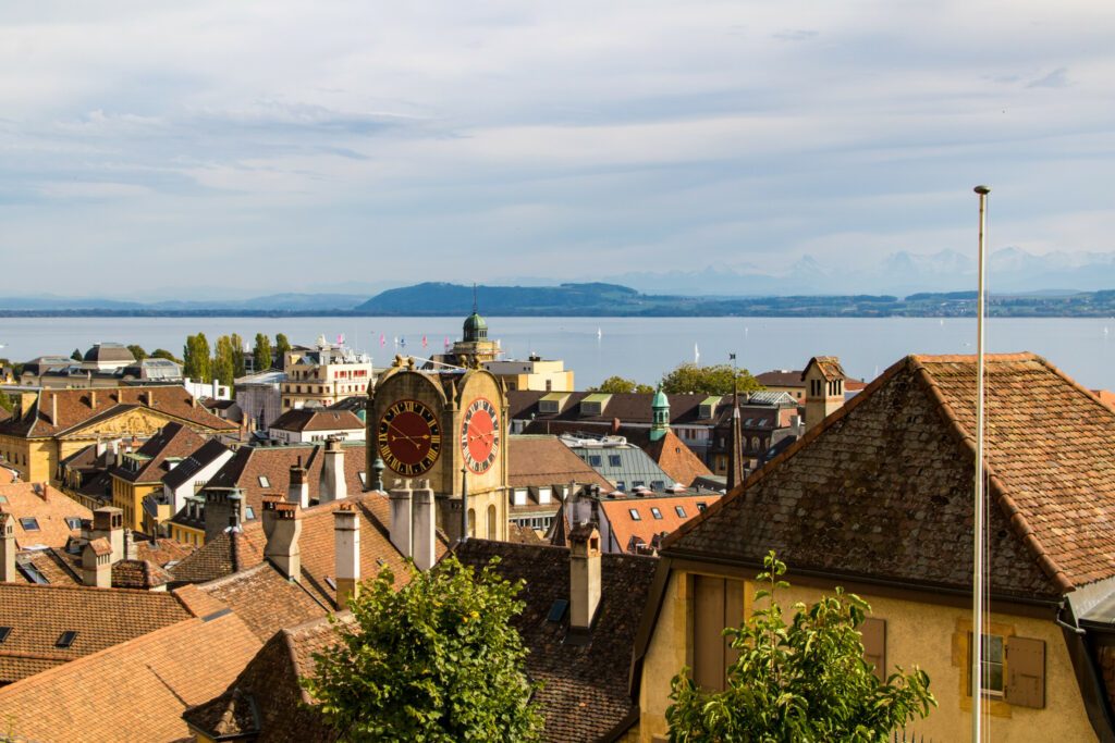 Vue sur les toits de la ville de Neuchâtel depuis les hauteurs (Canton de Neuchâtel, Suisse)