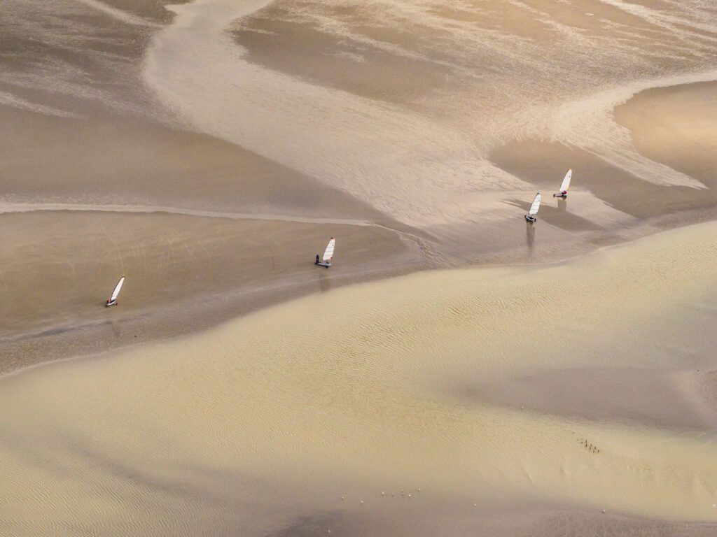 vue aérienne de chars à voile dans la Baie de Somme en France