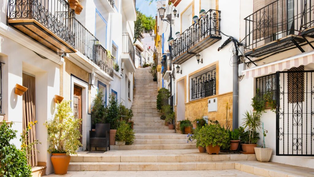 Choisissez un quartier authentique pour vous loger (ici à Alicante)