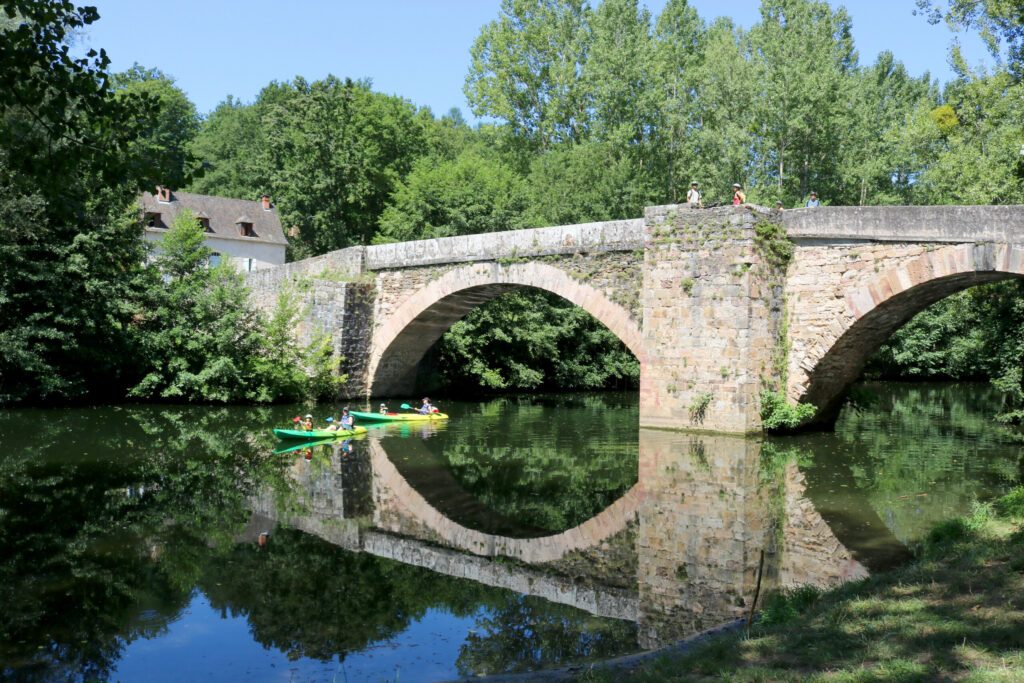 Famille en canoë sur l'Aveyron au pont Saint-Blaise de Najac