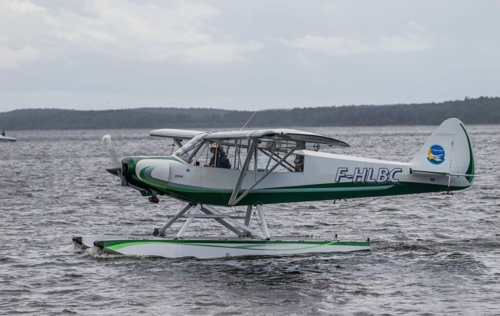 Un hydravion à Biscarosse dans la France vue du ciel