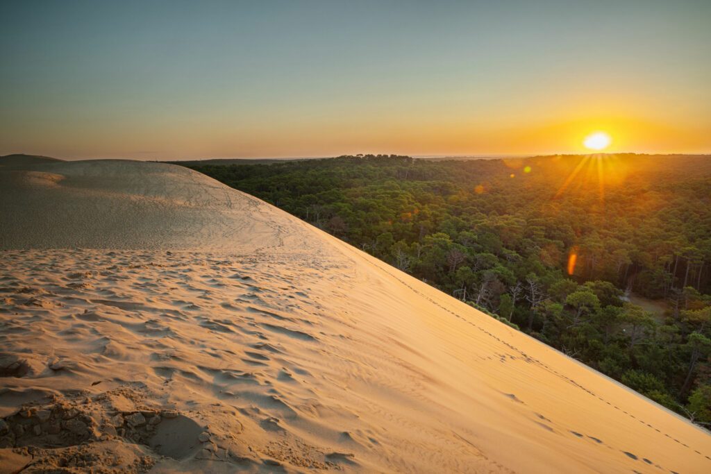 Lever du soleil sur la Dune du Pilat , Nouvelle-Aquitaine .