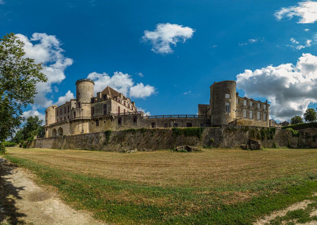Duras (Lot et Garonne, France) - Vue panoramique du château des ducs de duras et de son esplanade