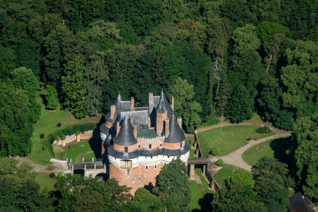 vue aérienne du château de Rambures dans la Somme en France