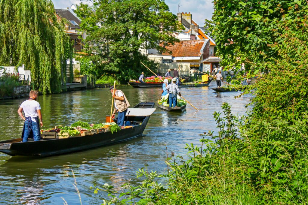 Amiens. Barques à cornet en route vers le marché flottant. Somme. Picardie. Hauts-de-France