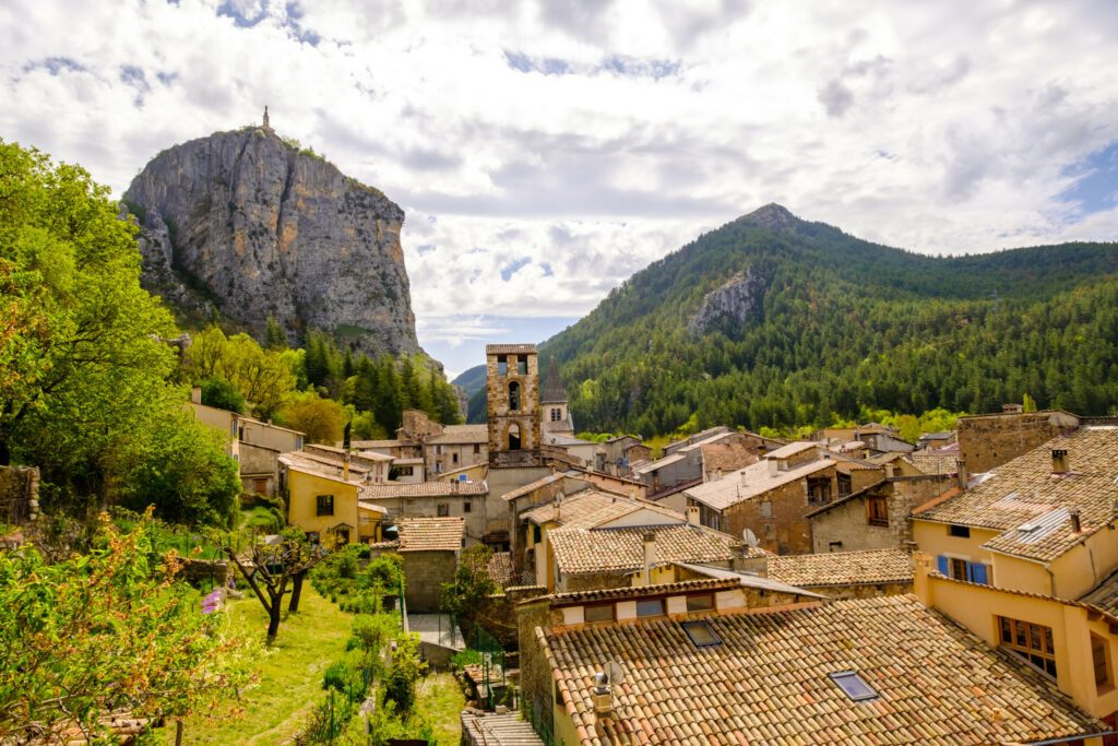 Vue panoramique sur le village de Castellane et le roc. Alpes de Haute Provence, France. Printemps,