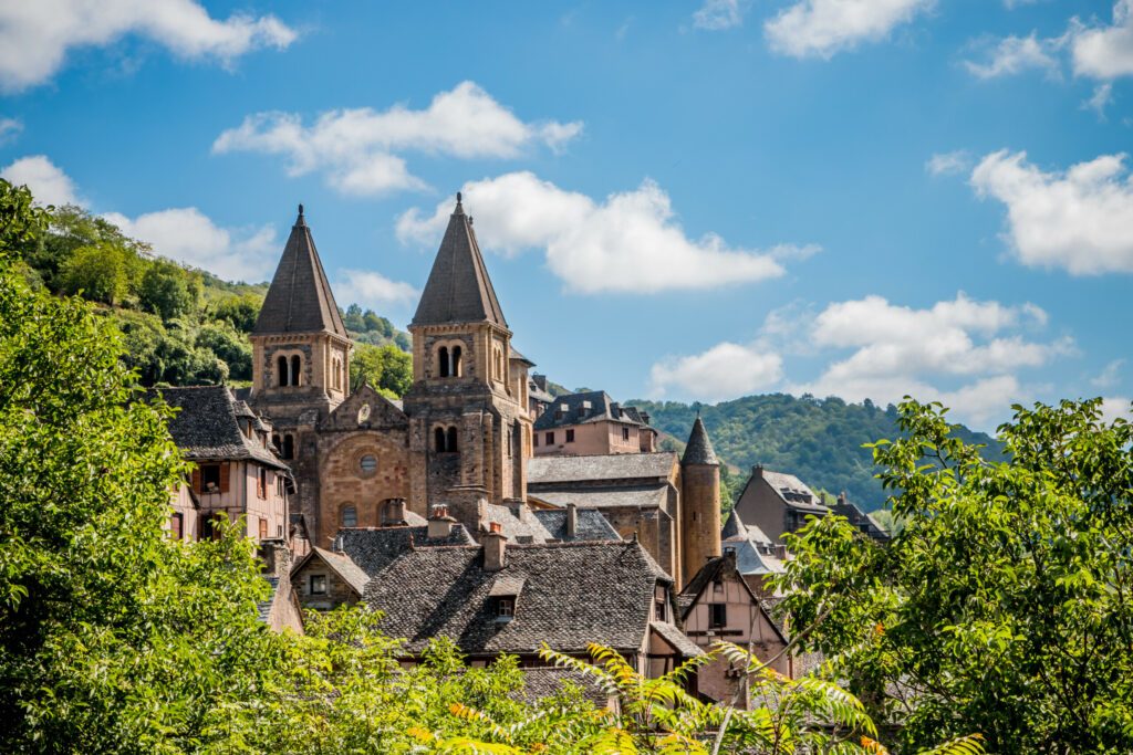 Vue sur le village de Conques en Rouergue