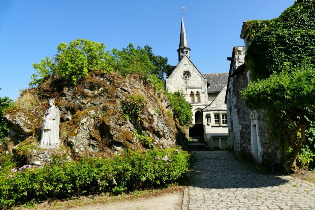 Façade et entrée de l’église Notre-Dame de Béhuard