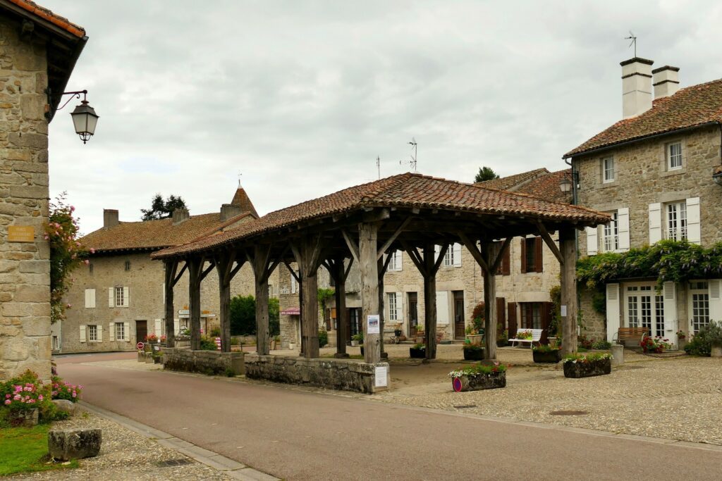 Les anciennes halles du village de Mortemart