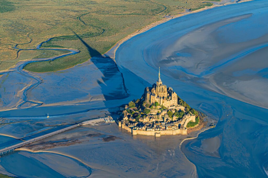 Levé de soleil sur le Mont-Saint-Michel, Manche, Normandie, France