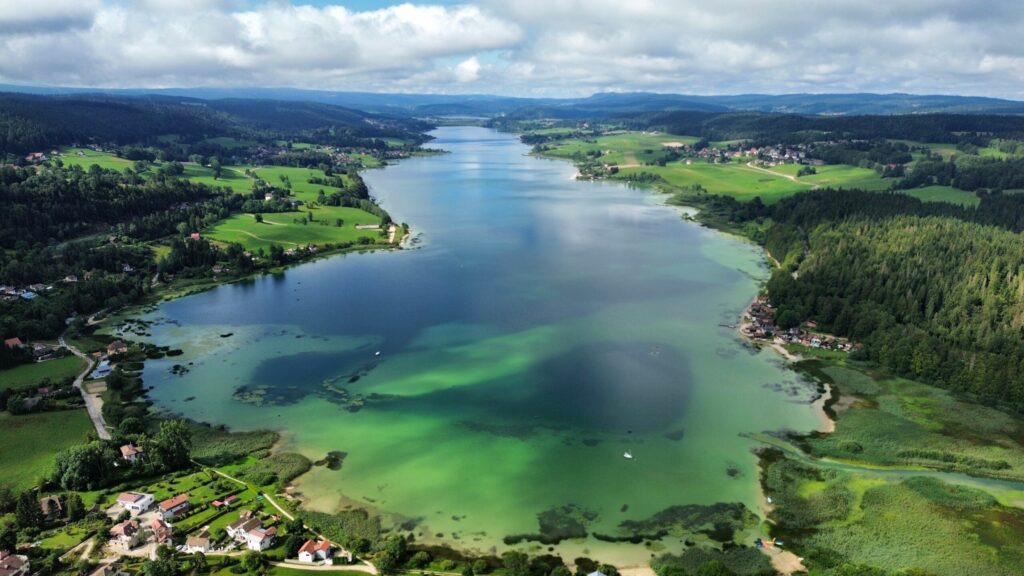 drone photo saint point lake, lac saint point Jura France europe