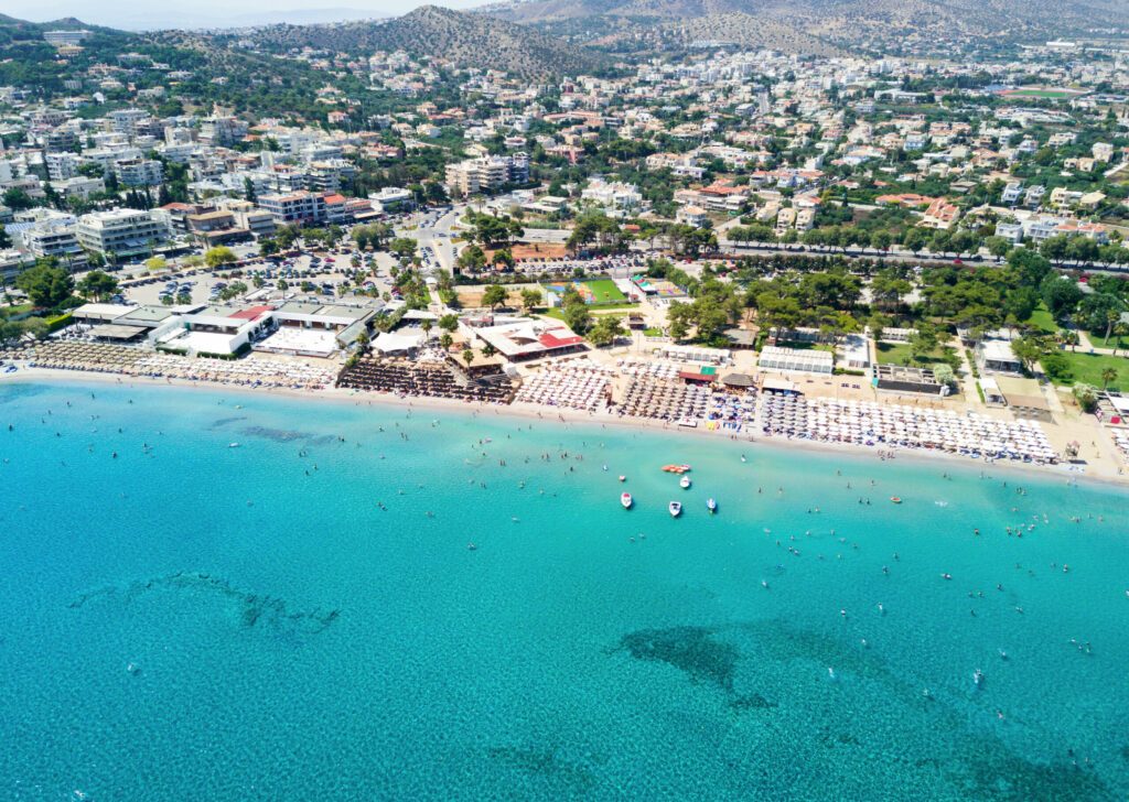 Luftaufnahme von dem Badeort Varkiza bei Athen, Griechenland