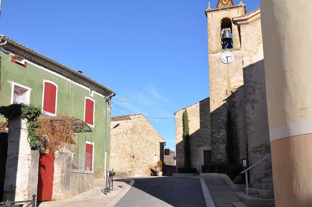 Cruis et son église dans les villages des Alpes-de-Haute-Provence