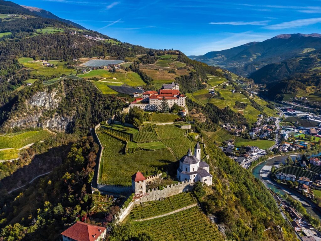 Vue aérienne de l'abbaye de Säben près de Chiusa (Dolomites)