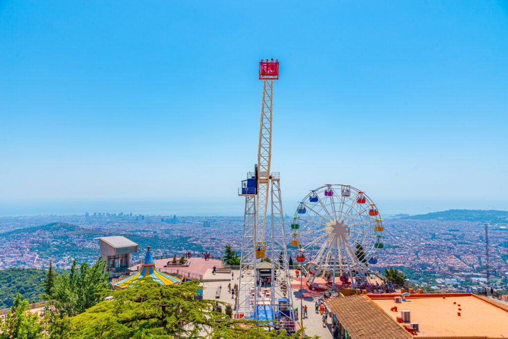 Vue sur Barcelone depuis les attractions de Tibidabo