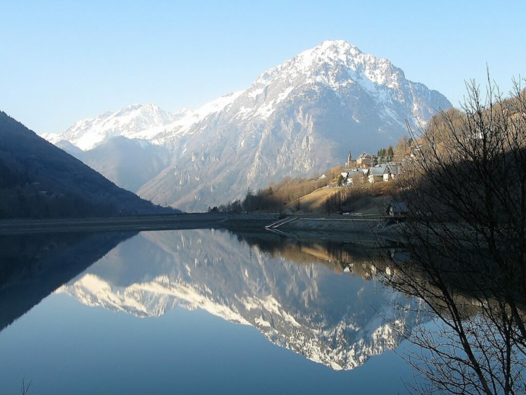 Isère - Allemont - Reflets sur le Lac du Verney