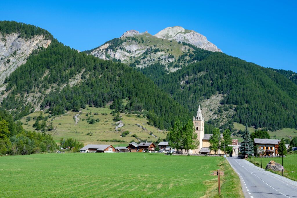 Paysage de montagne dans le massif du Queyras dans le département des Hautes-Alpes en été en France et le village d'Arvieux