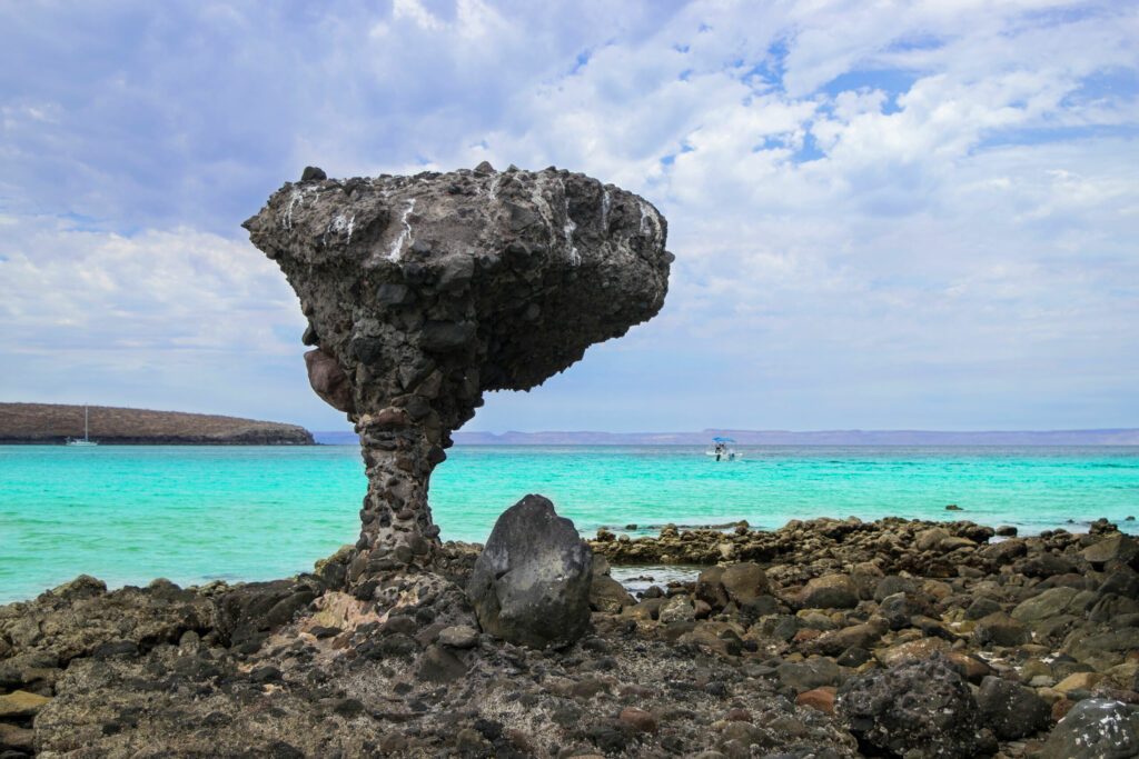 Piedra de Balandra
Famosa piedra ubicada en la playa de Balandra en el municipio de La Paz, Baja California Sur en México.