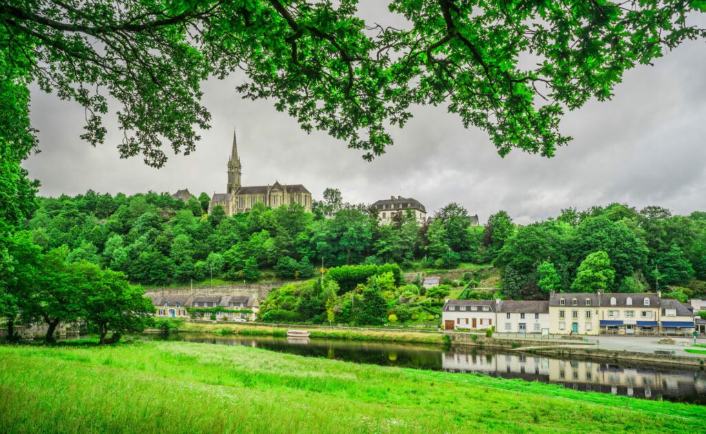 Bretagne Châteauneuf du Faou vue du Quai Jean Guivarc'h avec l'Aulne et l'Église Notre-Dame des Portes