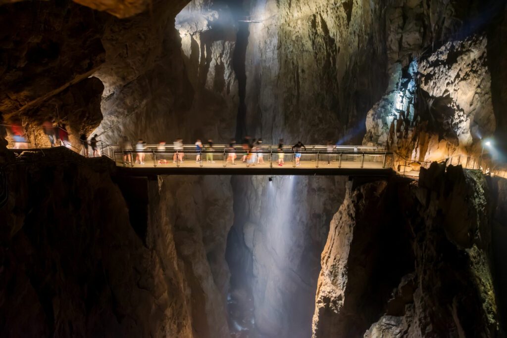 Les ponts suspendus de la grotte