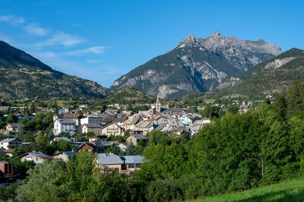 Village de guillestre dans le Queyras dans les Hautes-Alpes en été