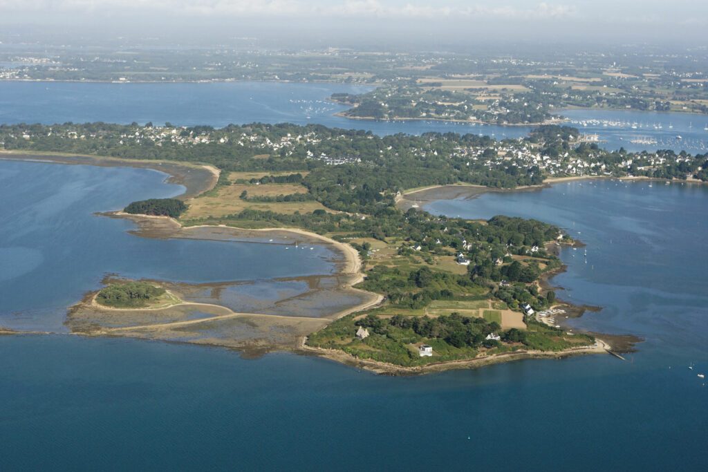 Vue aérienne de l’île-aux-Moines autour de Carnac