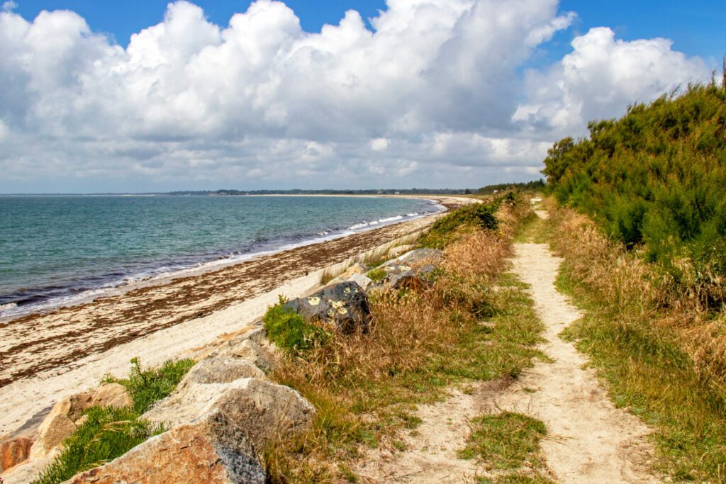 Chemin de randonnées en front de mer à la pointe de Mousterlin dans le Finistère