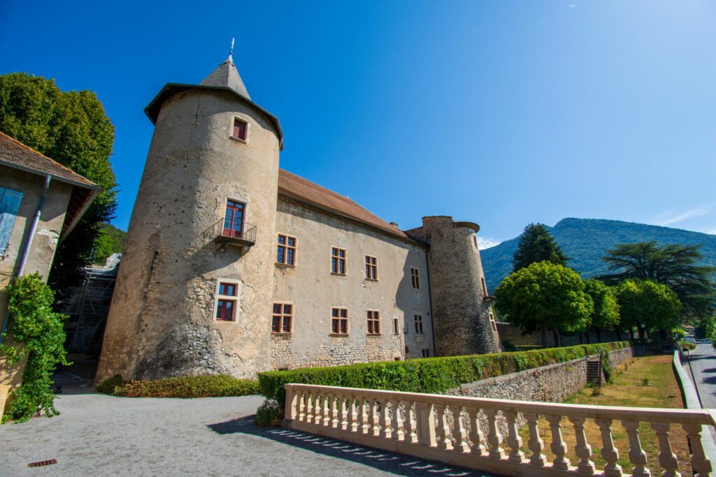 Vue du château de Montmaur, Hautes-Alpes, France, construit au XIVème siècle par les barons de Montmaur. Ciel bleu