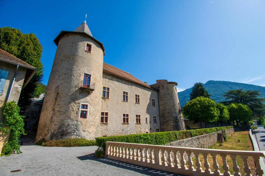 Vue du château de Montmaur, Hautes-Alpes, France, construit au XIVème siècle par les barons de Montmaur. Ciel bleu