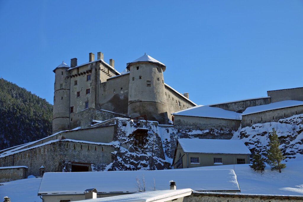 Fort Queyras en hiver situé à Château-Ville-Vieille en France