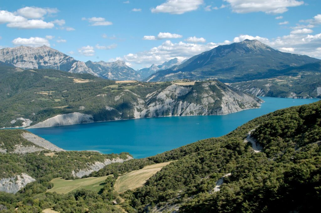 lac  de serre-ponçon  (alpes france)