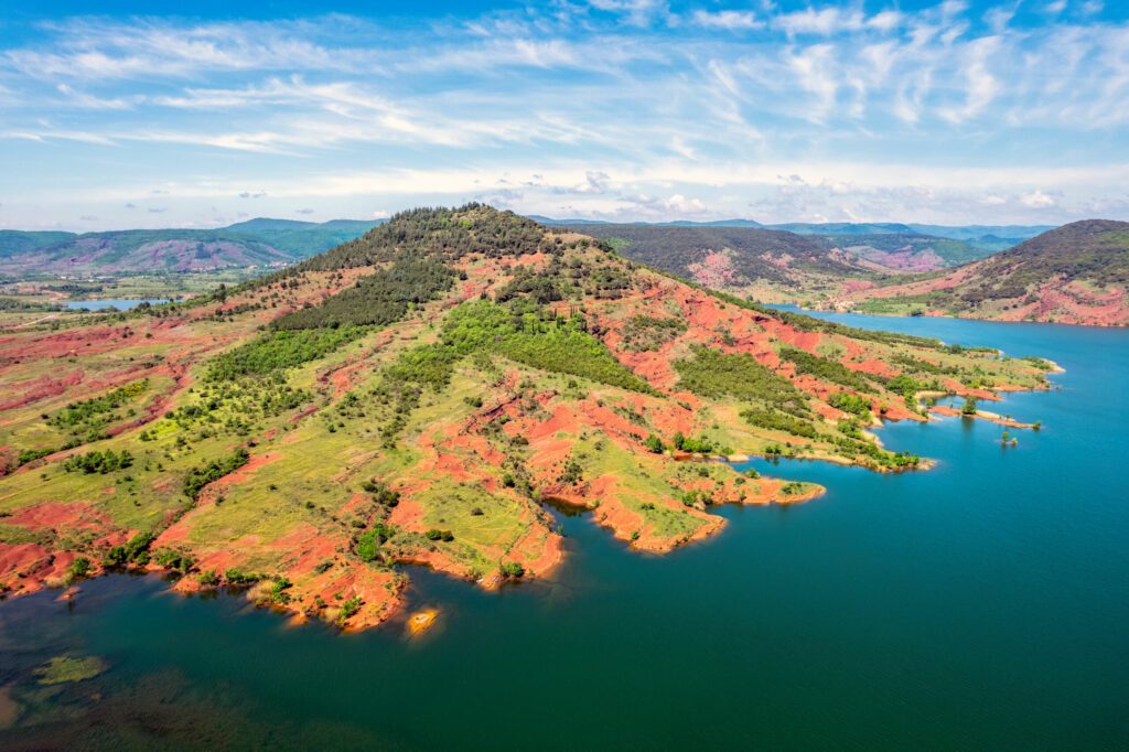 Vue aérienne sur le lac du Salagou et ses montagnes colorées