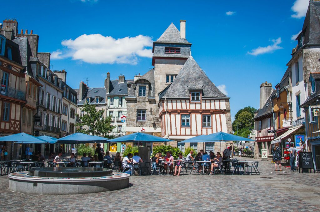 Place avec fontaine et terrasse dans le vieux centre-ville médiéval de quimper