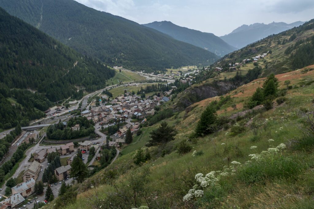Village d' aiguilles dans le massif du Queyras , en été , Hautes Alpes , France