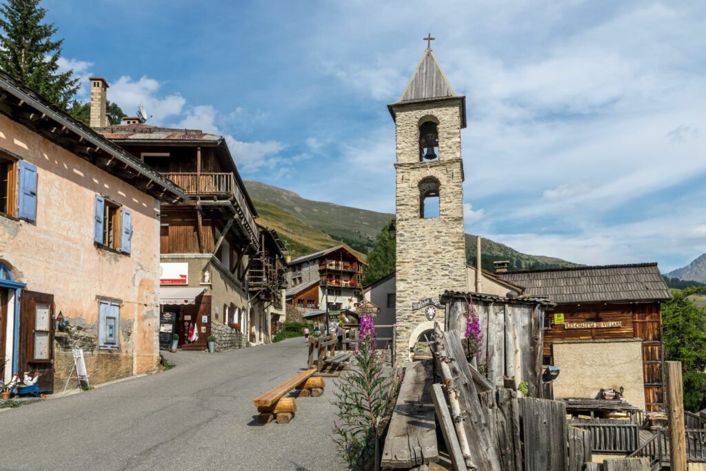 Village de Saint -Véran en été  , Massif du Queyras . Hautes-Alpes