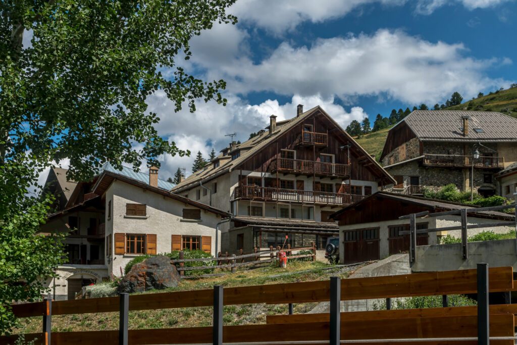 Village de Molines dans le massif du Queyras en été , Hautes-Alpes , France