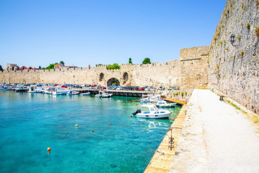 Les remparts de Rhodes dans les villes de Grèce