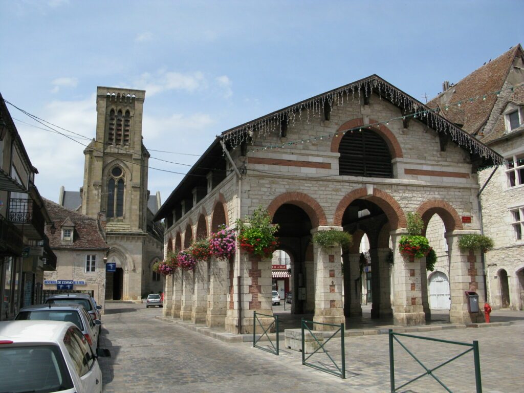 Les Halles et l'église de Gramat dans les villages autour de Rocamadour