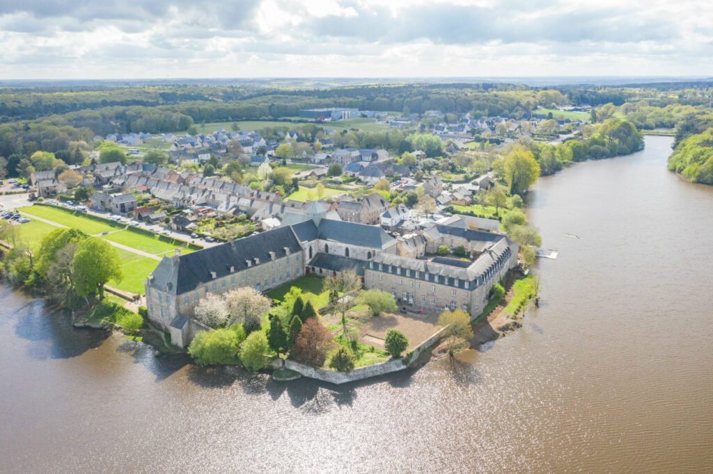 Vue aerienne de l'abbaye de paimpont