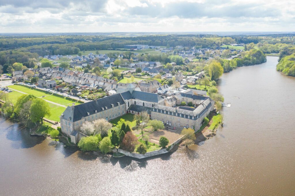 Vue aerienne de l'abbaye de paimpont